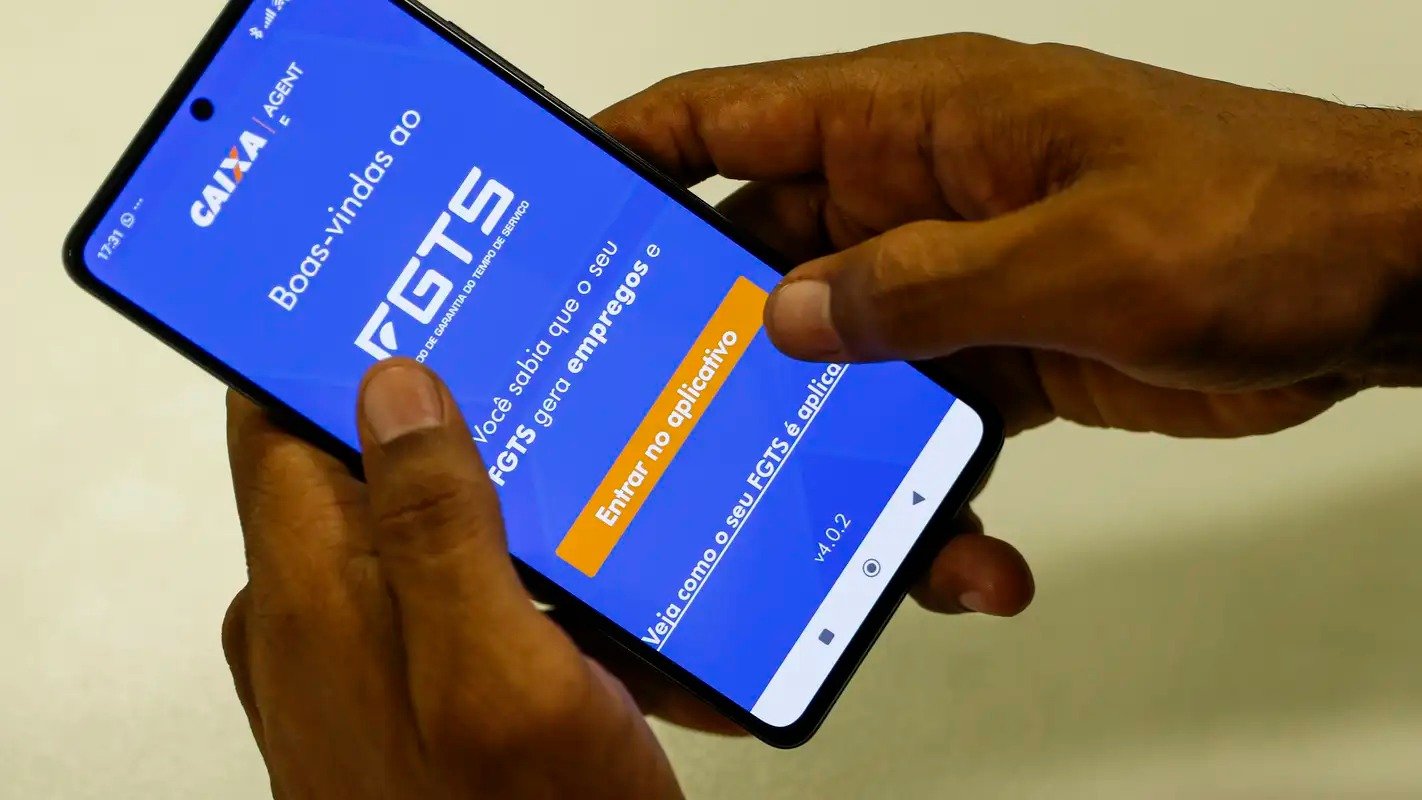 O aplicativo oficial do FGTS, da Caixa, permite aos trabalhadores acessarem seus extratos e gerenciarem seus fundos diretamente pelo celular. -  (crédito: Jo&eacute;dson Alves / Ag&ecirc;ncia Brasil)