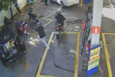 Suspeitos chegaram ao posto de gasolina em uma moto. Garupa desceu, atirou contra o gerente do estabelecimento e a dupla fugiu -  (crédito: ReproduÃ§Ã£o/CÃ¢meras de seguranÃ§a)