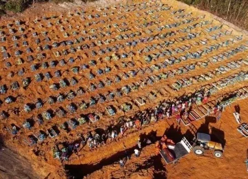 Imagens de sepultamentos em covas coletivas em cemitério de Manaus, capital do Amazonas, correram o mundo e causaram comoção -  (crédito: Michael Dantas / AFP)