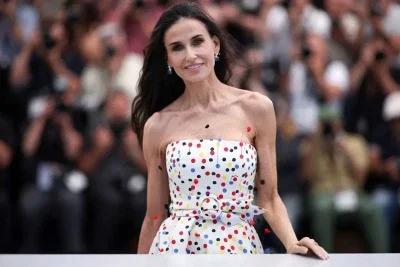 "Parte da arte &eacute; sobre express&atilde;o, ent&atilde;o se come&ccedil;armos a nos censurar, acho que bloqueamos o pr&oacute;prio cerne da nossa criatividade, que &eacute; onde podemos descobrir a verdade e as respostas", disse Demi Moore. -  (crédito: Valery HACHE / AFP via Getty)