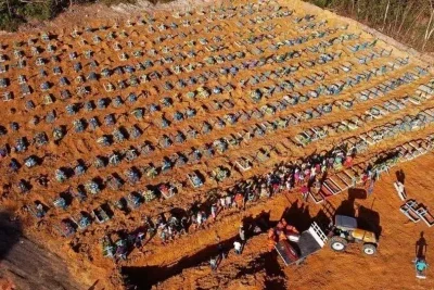 Imagens de sepultamentos em covas coletivas em cemitério de Manaus, capital do Amazonas, correram o mundo e causaram comoção -  (crédito: Michael Dantas / AFP)