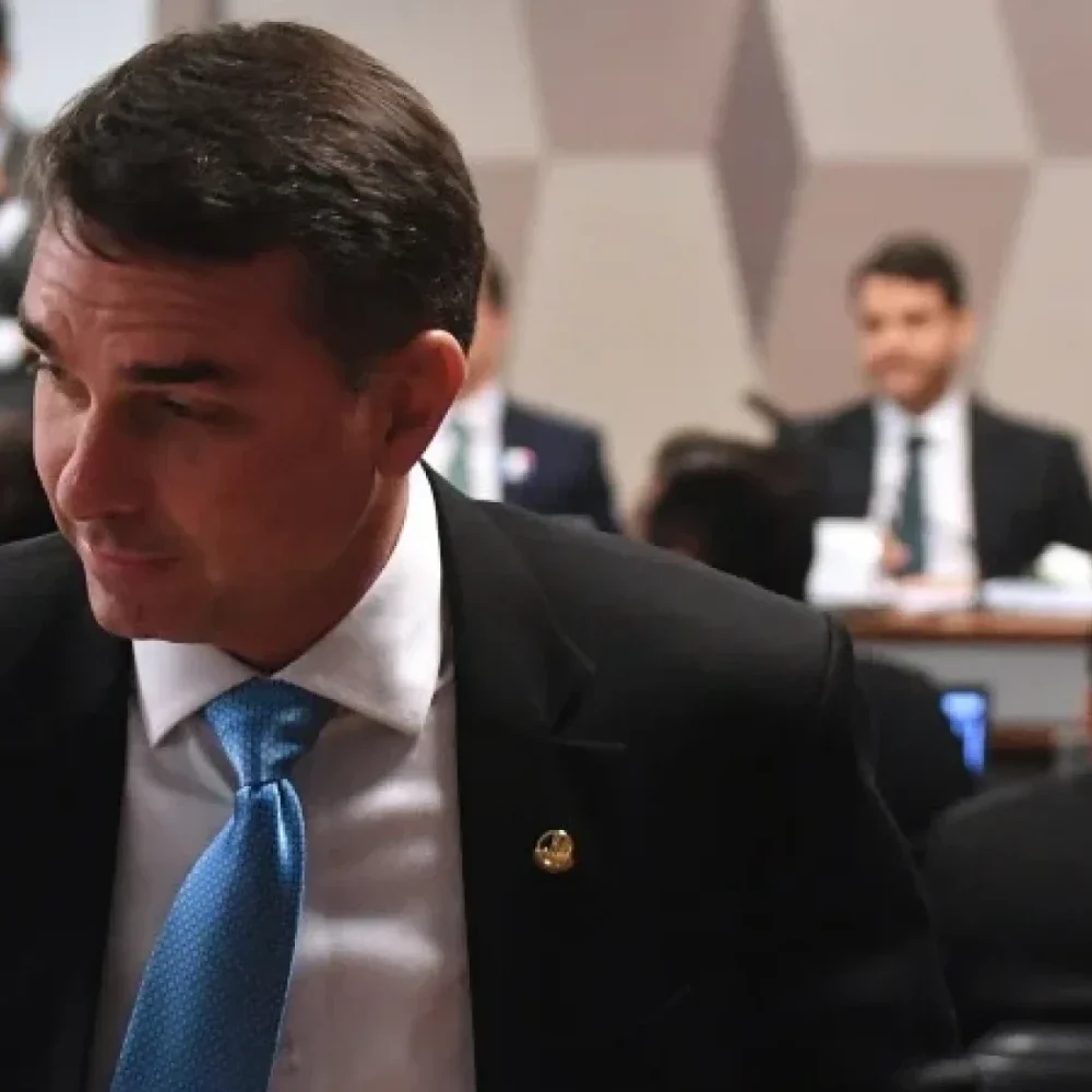Flávio confirma ter recebido dinheiro de Vorcaro, mas nega ilícito