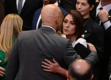 Michelle Bolsonaro (PL) cumprimentou o ministro Alexandre de Moraes, do STF, durante cerimÃŽnia no TSE -  (crédito: KEBEC NOGUEIRA/METRÃ?POLES @kebecfotografo)