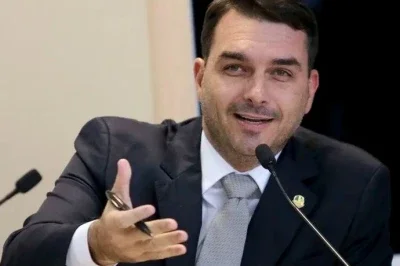 Fl&aacute;vio Bolsonaro negociou repasse de US$ 24 milh&otilde;es com ex-banqueiro para financiar cinebiografia sobre o ex-presidente Jair Bolsonaro. -  (crédito: Ag&ecirc;ncia Brasil / Wilson Dias)