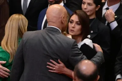 Michelle Bolsonaro (PL) cumprimentou o ministro Alexandre de Moraes, do STF, durante cerimÃŽnia no TSE -  (crédito: KEBEC NOGUEIRA/METRÃ?POLES @kebecfotografo)