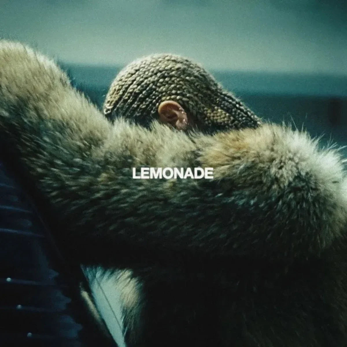 Lemonade da Beyonce foi lan&ccedil;ado em 2016. Na ic&ocirc;nica capa, a cantora usa tran&ccedil;as nag&ocirc; 