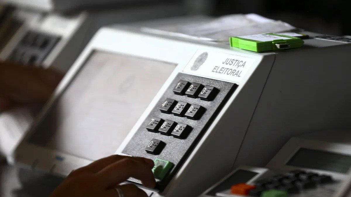 Urna eletr&ocirc;nica em dia de vota&ccedil;&atilde;o, momento decisivo que as pesquisas de inten&ccedil;&atilde;o de voto buscam antecipar. -  (crédito: Marcelo Camargo/Ag&ecirc;ncia Brasil)