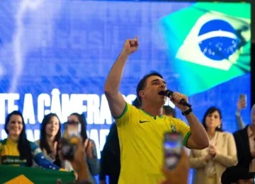Em Sorocaba (SP), Flávio Bolsonaro discursa para apoiadores, elogia Tarcísio Freitas, que não compareceu ao evento, e faz críticas a Lula  -  (crédito: CEZAR RIBEIRO/ESTADÃO CONTEÚDO)