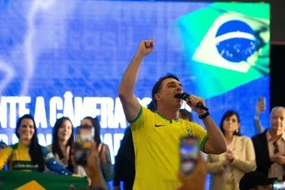 Em Sorocaba (SP), Flávio Bolsonaro discursa para apoiadores, elogia Tarcísio Freitas, que não compareceu ao evento, e faz críticas a Lula  -  (crédito: CEZAR RIBEIRO/ESTADÃO CONTEÚDO)