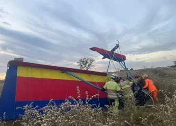Segundo o Corpo de Bombeiros, testemunhas acionaram o socorro informando que o piloto estava inconsciente e preso à estrutura do ultraleve após a queda -  (crédito: Reprodução/CBMMG)