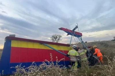 Segundo o Corpo de Bombeiros, testemunhas acionaram o socorro informando que o piloto estava inconsciente e preso à estrutura do ultraleve após a queda -  (crédito: Reprodução/CBMMG)