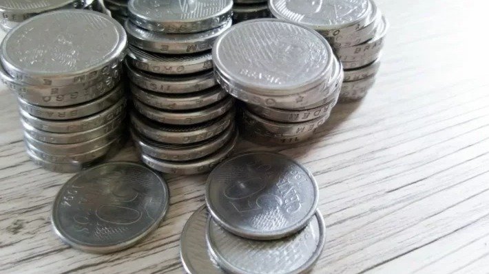 Moedas de 50 centavos, como as retratadas, podem alcan&ccedil;ar valores elevados para colecionadores devido a erros de cunhagem. -  (crédito: Adobe Stock)