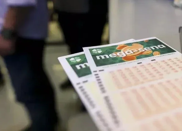 Apostas da Mega-Sena para o sorteio especial de R$ 300 milh&otilde;es que pode mudar a vida de um apostador. -  (crédito: Marcelo Camargo/Ag&ecirc;ncia Brasil)