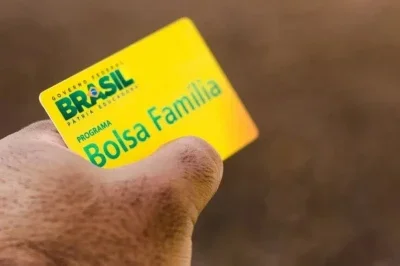 O cart&atilde;o do Bolsa Fam&iacute;lia, principal programa de transfer&ecirc;ncia de renda do pa&iacute;s, que alcan&ccedil;a milh&otilde;es de lares brasileiros. -  (crédito: depositphotos.com / rafapress)