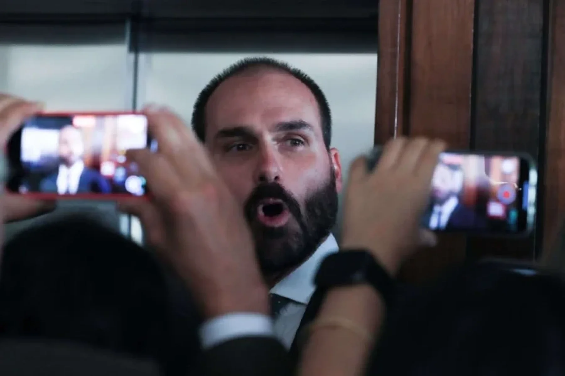 "Retire as falsas acusações", cobra jornalista dos EUA a Eduardo Bolsonaro
