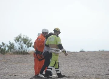A vítima foi encontrada com vida horas depois e resgatada por equipes de salvamento -  (crédito: Alexandre Guzanshe/EM/DA Press)