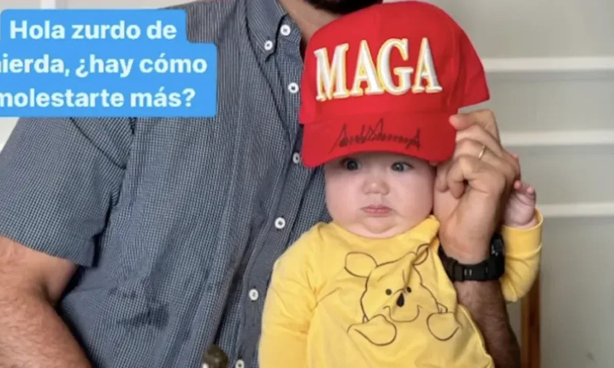 Filho de Eduardo Bolsonaro, Jair Henrique, &agrave; &eacute;poca com 7 meses, com bon&eacute; da campanha de Donald Trump