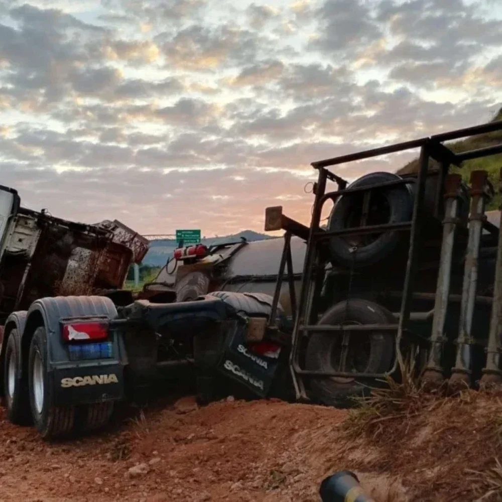 Tombamento de carreta na BR-381 compromete abastecimento de água