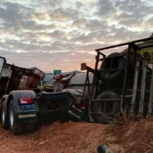 Tombamento de carreta na BR-381 compromete abastecimento de água na região - crédito: CBMMG