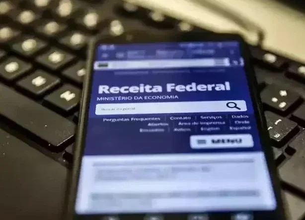 Acesse o portal da Receita Federal pelo celular para consultar e regularizar pend&ecirc;ncias com a declara&ccedil;&atilde;o do Imposto de Renda. -  (crédito: Ag&ecirc;ncia Brasil)