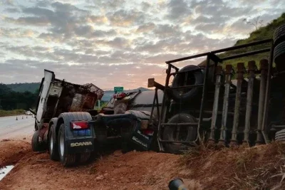 Carreta bitrem tomba na BR-381 e deixa vazar litros de combustível no solo
 -  (crédito: crédito: CBMMG)