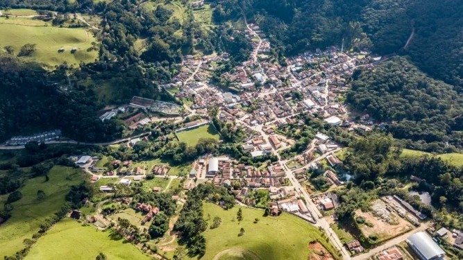 Cidades pitorescas como Gon&ccedil;alves, com suas paisagens de serra, s&atilde;o perfeitas para curtir o inverno mineiro. -  (crédito: Wikipedia / Wikimedia Commons)