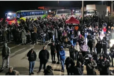 Cerca de 1,2 mil funcionÃ¡rie reuniram na porta da fÃ¡brica para protestar -  (crédito: Redes Sociais/ReproduÃ§Ã£o)