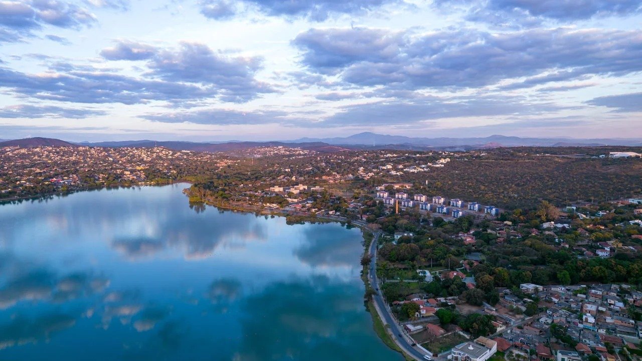 A famosa lagoa de Lagoa Santa, principal cart&atilde;o-postal da cidade, ilustra um dos destinos pr&oacute;ximos a Belo Horizonte que oferecem alta qualidade de vida. -  (crédito: Depositphotos.com - Pedro Truffi)