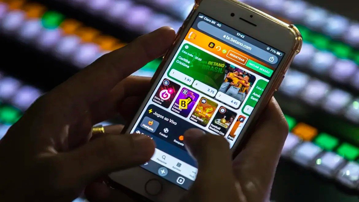 A popularidade das apostas esportivas &eacute; impulsionada pela facilidade de acesso via smartphones para palpites e acompanhamento de odds. -  (crédito: Divulga&ccedil;&atilde;o/ Ag&ecirc;ncia Brasil)