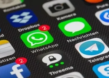 Aplicativos de redes sociais e mensageria em tela de celular, como WhatsApp e Facebook, no centro do debate sobre a sa&uacute;de mental de jovens. -  (crédito: Divulga&ccedil;&atilde;o / Pixabay)