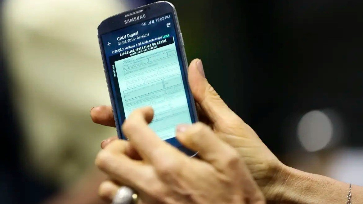 O CRLV digital est&aacute; dispon&iacute;vel em aplicativos para smartphones, facilitando o acesso ao documento obrigat&oacute;rio para motoristas. -  (crédito: Divulga&ccedil;&atilde;o / Ag&ecirc;ncia Brasil)