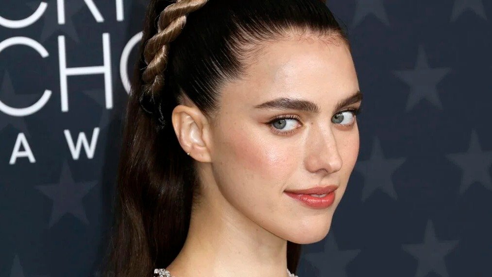 Margaret Qualley, estrela em ascens&atilde;o de Hollywood, em um de seus apari&ccedil;&otilde;es p&uacute;blicas, refletindo sua versatilidade na carreira. -  (crédito: depositphotos.com / Jean_Nelson)