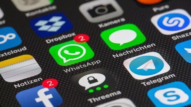 Aplicativos de redes sociais e mensageria em tela de celular, como WhatsApp e Facebook, no centro do debate sobre a sa&uacute;de mental de jovens. -  (crédito: Divulga&ccedil;&atilde;o / Pixabay)
