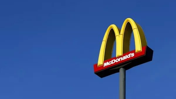 O s&iacute;mbolo do McDonald's, que tem o valor nutricional de seus principais sandu&iacute;ches detalhado no texto. -  (crédito: Reuters)