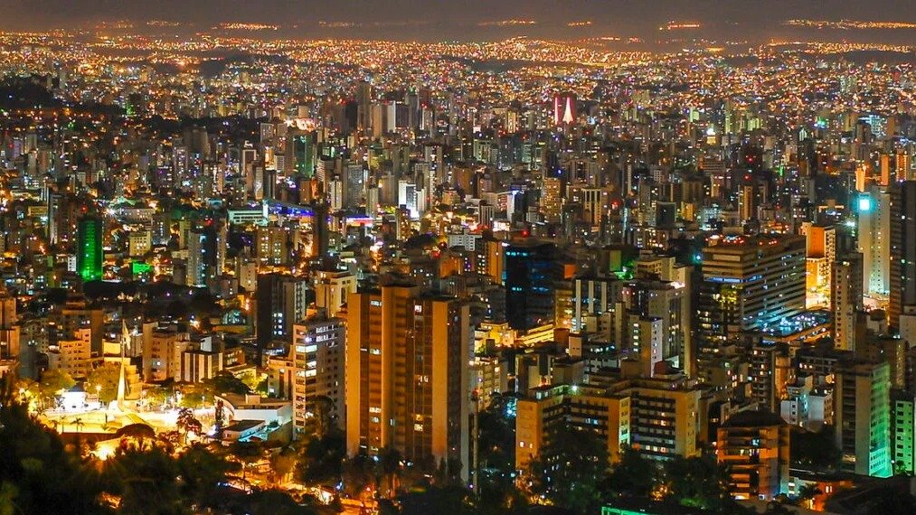 A vibrante paisagem noturna reflete o crescimento econ&ocirc;mico e a gera&ccedil;&atilde;o de empregos nas cidades da regi&atilde;o metropolitana de Belo Horizonte. -  (crédito: depositphotos.com)