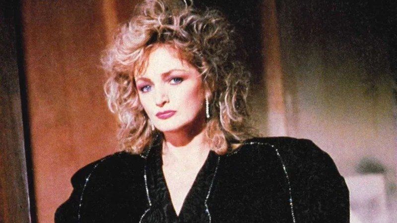 Bonnie Tyler em uma pose ic&ocirc;nica, refletindo a imagem da cantora que marcou a d&eacute;cada de 1980 com hits como "Total Eclipse of the Heart". -  (crédito: Reprodu&ccedil;&atilde;o Redes Sociais)