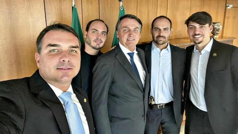 O ex-presidente Jair Bolsonaro e seus quatro filhos, figuras que comp&otilde;em o n&uacute;cleo pol&iacute;tico central da fam&iacute;lia Bolsonaro -  (crédito: Divulga&ccedil;&atilde;o/Redes Sociais)