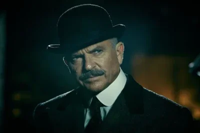 Sam Neill viveu o implac&aacute;vel Inspetor Chester Campbell na s&eacute;rie "Peaky blinders", o principal antagonista das duas primeiras temporadas. -  (crédito: BBC/Divulga&ccedil;&atilde;o)