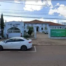 Homem confunde cola instantânea com colírio e é atendido após colar o olho - Google Street View
