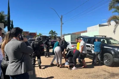 Sob forte comoção, familiares choram durante retirada dos corpos de casal morto  -  (crédito: Vitoria Torres/CB)