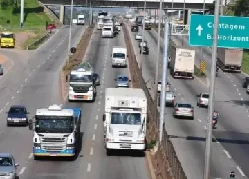 O intenso tr&aacute;fego de ve&iacute;culos pesados &eacute; uma das caracter&iacute;sticas da BR-381, que passa por obras de duplica&ccedil;&atilde;o para melhorar a seguran&ccedil;a -  (crédito: Alexandre Guzanshe/EM/D.A Press)