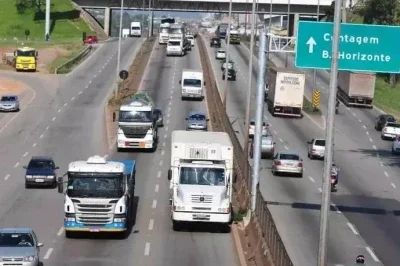 O intenso tr&aacute;fego de ve&iacute;culos pesados &eacute; uma das caracter&iacute;sticas da BR-381, que passa por obras de duplica&ccedil;&atilde;o para melhorar a seguran&ccedil;a -  (crédito: Alexandre Guzanshe/EM/D.A Press)
