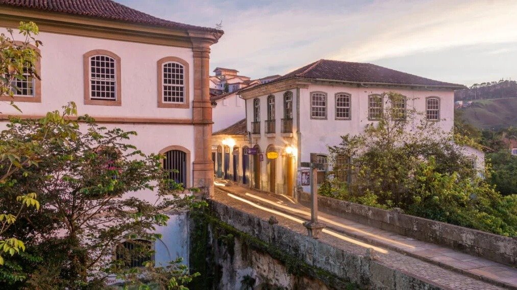 A arquitetura colonial e as ruas de pedra de Ouro Preto revelam a heran&ccedil;a hist&oacute;rica que se conecta aos roteiros de ecoturismo local -  (crédito: depositphotos.com / lorena_samponi)