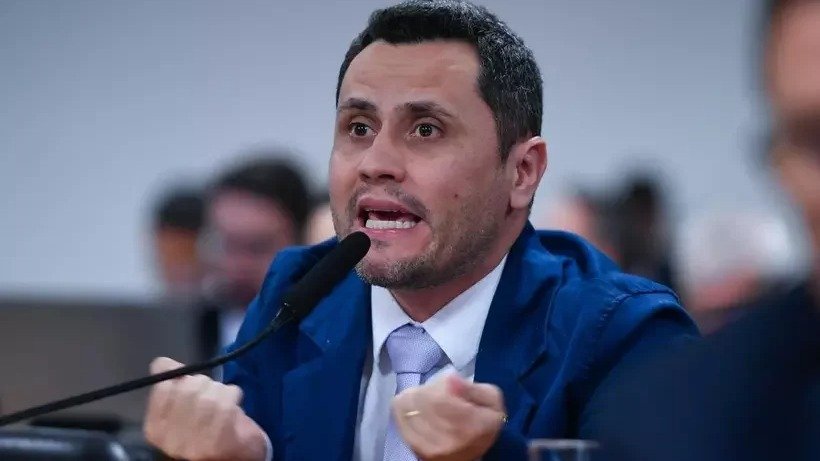Cleitinho Azevedo, conhecido por seu estilo direto e incisivo, defende suas pautas no Congresso Nacional -  (crédito: Edilson Rodrigues/Ag&ecirc;ncia Senado)
