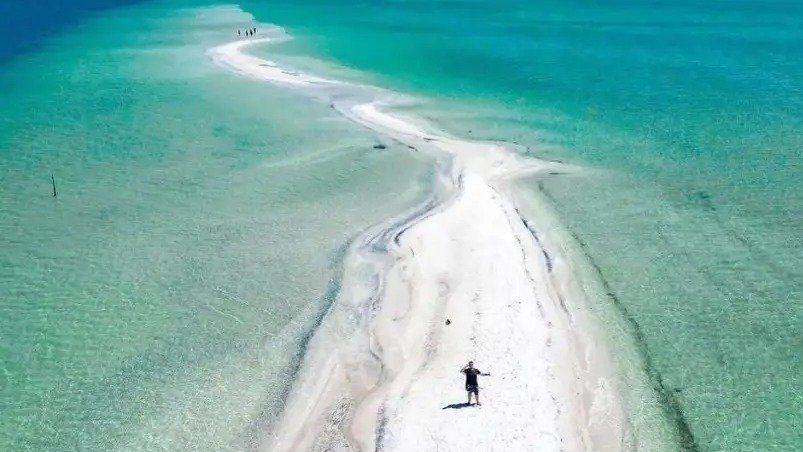 A faixa de areia da Arubinha forma o "Caminho de Mois&eacute;s", com &aacute;guas rasas e cristalinas em ambos os lados na Lagoa de Araruama -  (crédito: arubinha_oficial/Instagram/Reprodu&ccedil;&atilde;o )