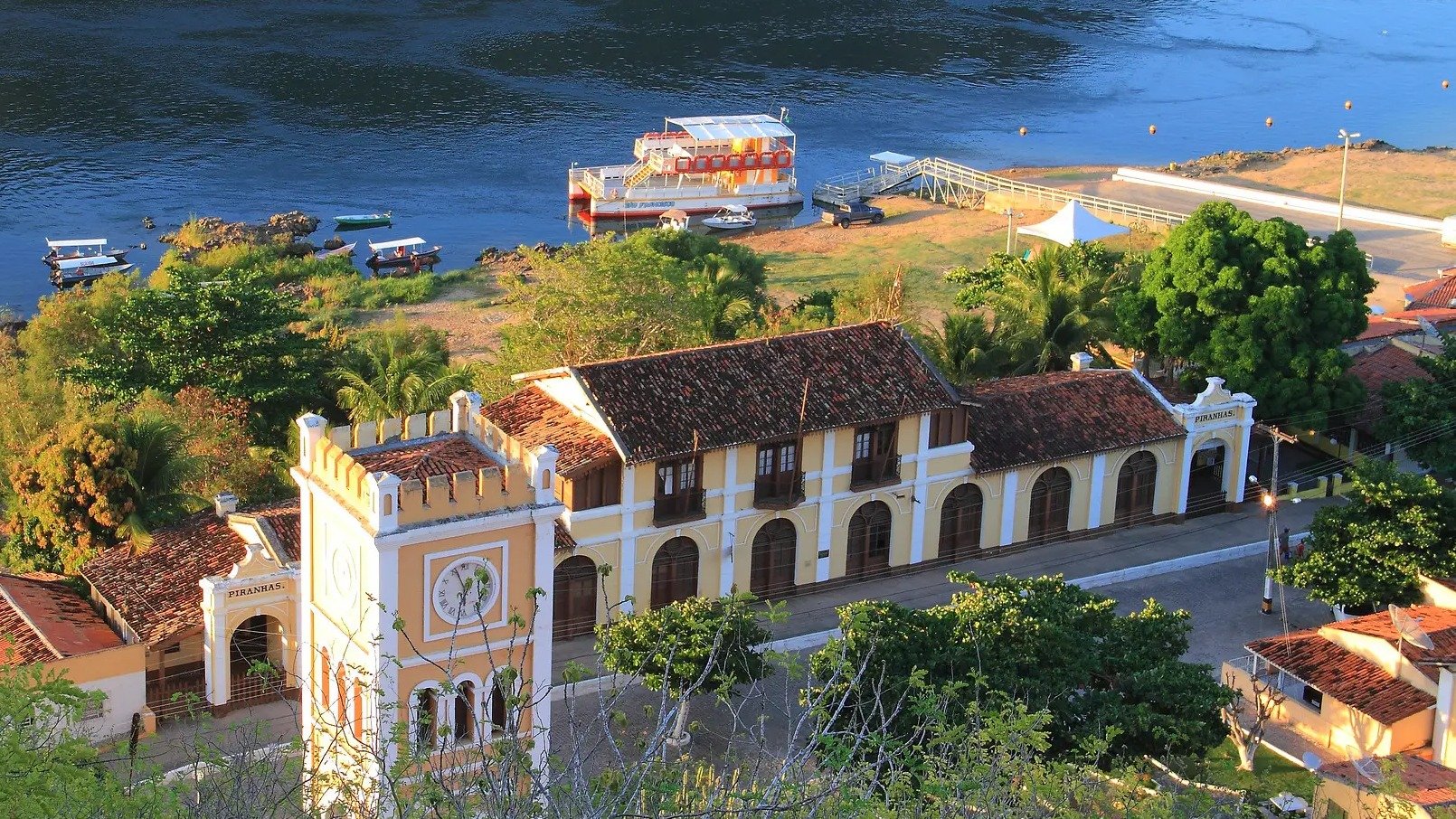 Piranhas, &agrave;s margens do Rio S&atilde;o Francisco, exibe seu patrim&ocirc;nio hist&oacute;rico e a imponente Torre do Rel&oacute;gio, um dos destaques tur&iacute;sticos -  (crédito: Marinelson Almeida via Flickr)