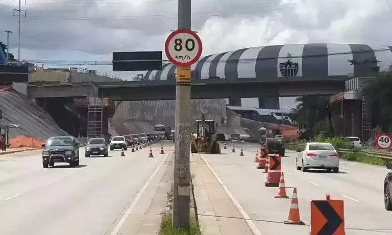 A Via Expressa em Belo Horizonte, nas proximidades da Arena MRV, um dos trechos que demandam atenção redobrada dos motoristas. - (crédito: Leandro Couri/EM/D.A.Press)