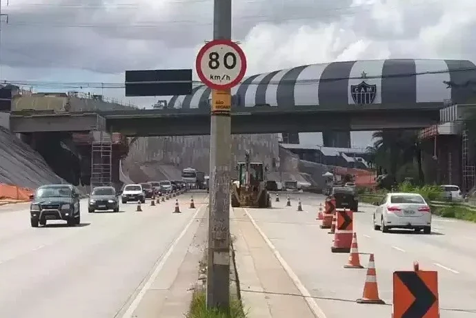 A Via Expressa em Belo Horizonte, nas proximidades da Arena MRV, um dos trechos que demandam aten&ccedil;&atilde;o redobrada dos motoristas. -  (crédito: Leandro Couri/EM/D.A.Press)
