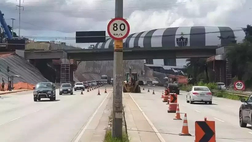 A Via Expressa em Belo Horizonte, nas proximidades da Arena MRV, um dos trechos que demandam aten&ccedil;&atilde;o redobrada dos motoristas. -  (crédito: Leandro Couri/EM/D.A.Press)