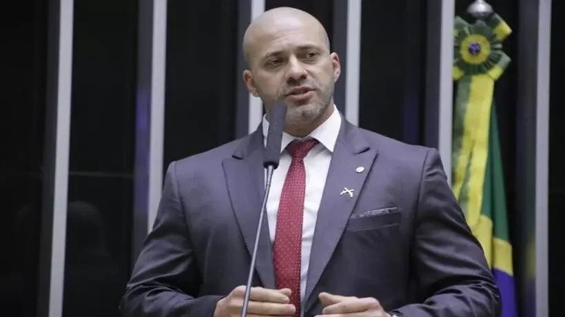 Daniel Silveira, ex-deputado federal, em apari&ccedil;&atilde;o p&uacute;blica durante seu mandato, marcado por pol&ecirc;micas e confrontos -  (crédito: Paulo S&eacute;rgio/C&acirc;mara dos Deputados )